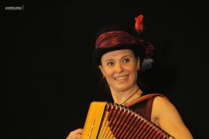 ZIRK Comedy 16 1 • Compagnia Lannutti & Corbo | Circo contemporaneo, Circo teatro, Circo comico, Teatro comico, Spettacoli comici, Comicità, Comedy show, Spettacoli comici per la famiglia, Family show, Acrobazia, Magia bizzarra, Comedy magic, Magia comica, Spettacoli di strada e da palco Compagnia Lannutti & Corbo | Comicità Acrobazia Magia Poesia Follia