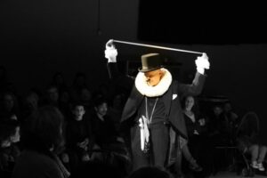 ZIRK Comedy 18 1 • Compagnia Lannutti & Corbo | Circo contemporaneo, Circo teatro, Circo comico, Teatro comico, Spettacoli comici, Comicità, Comedy show, Spettacoli comici per la famiglia, Family show, Acrobazia, Magia bizzarra, Comedy magic, Magia comica, Spettacoli di strada e da palco Compagnia Lannutti & Corbo | Comicità Acrobazia Magia Poesia Follia