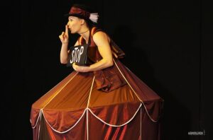 ZIRK Comedy 2 1 • Compagnia Lannutti & Corbo | Circo contemporaneo, Circo teatro, Circo comico, Teatro comico, Spettacoli comici, Comicità, Comedy show, Spettacoli comici per la famiglia, Family show, Acrobazia, Magia bizzarra, Comedy magic, Magia comica, Spettacoli di strada e da palco Compagnia Lannutti & Corbo | Comicità Acrobazia Magia Poesia Follia