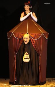 ZIRK Comedy 8 1 • Compagnia Lannutti & Corbo | Circo contemporaneo, Circo teatro, Circo comico, Teatro comico, Spettacoli comici, Comicità, Comedy show, Spettacoli comici per la famiglia, Family show, Acrobazia, Magia bizzarra, Comedy magic, Magia comica, Spettacoli di strada e da palco Compagnia Lannutti & Corbo | Comicità Acrobazia Magia Poesia Follia