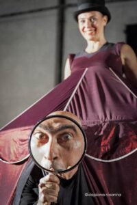 ZIRK Comedy 9 1 • Compagnia Lannutti & Corbo | Circo contemporaneo, Circo teatro, Circo comico, Teatro comico, Spettacoli comici, Comicità, Comedy show, Spettacoli comici per la famiglia, Family show, Acrobazia, Magia bizzarra, Comedy magic, Magia comica, Spettacoli di strada e da palco Compagnia Lannutti & Corbo | Comicità Acrobazia Magia Poesia Follia