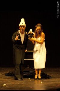 allincirco 24 • Compagnia Lannutti & Corbo | Circo contemporaneo, Circo teatro, Circo comico, Teatro comico, Spettacoli comici, Comicità, Comedy show, Spettacoli comici per la famiglia, Family show, Acrobazia, Magia bizzarra, Comedy magic, Magia comica, Spettacoli di strada e da palco Compagnia Lannutti & Corbo | Comicità Acrobazia Magia Poesia Follia