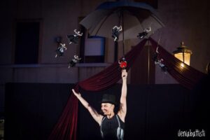 allincirco 32 • Compagnia Lannutti & Corbo | Circo contemporaneo, Circo teatro, Circo comico, Teatro comico, Spettacoli comici, Comicità, Comedy show, Spettacoli comici per la famiglia, Family show, Acrobazia, Magia bizzarra, Comedy magic, Magia comica, Spettacoli di strada e da palco Compagnia Lannutti & Corbo | Comicità Acrobazia Magia Poesia Follia