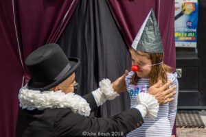 zirk 6 1 • Compagnia Lannutti & Corbo | Circo contemporaneo, Circo teatro, Circo comico, Teatro comico, Spettacoli comici, Comicità, Comedy show, Spettacoli comici per la famiglia, Family show, Acrobazia, Magia bizzarra, Comedy magic, Magia comica, Spettacoli di strada e da palco Compagnia Lannutti & Corbo | Comicità Acrobazia Magia Poesia Follia