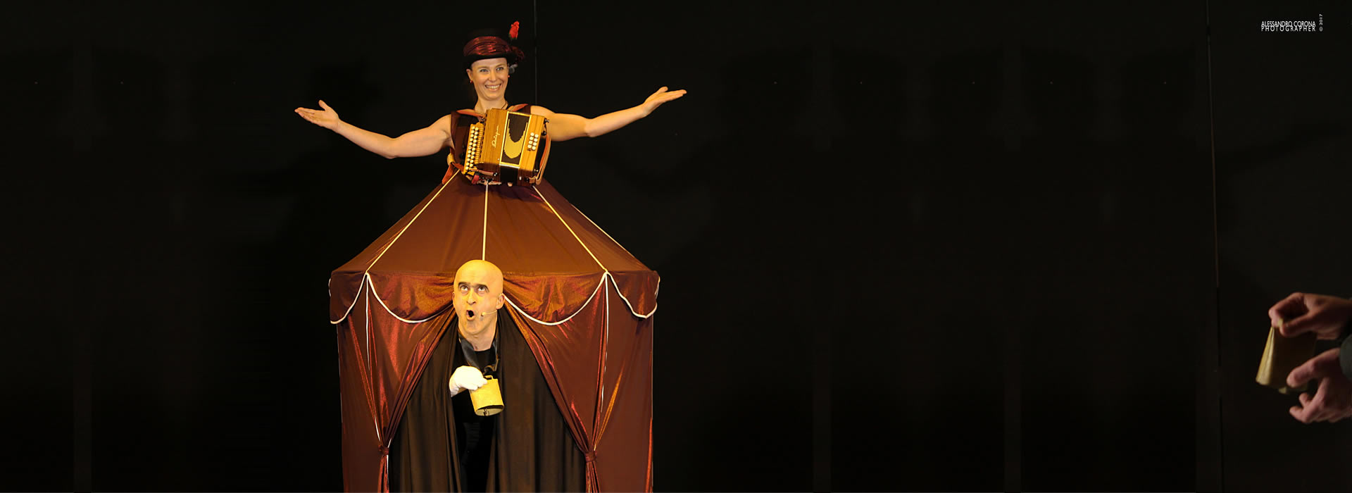 zirk comedy lannutti e corbo e1691574283827 • Compagnia Lannutti & Corbo | Circo contemporaneo, Circo teatro, Circo comico, Teatro comico, Spettacoli comici, Comicità, Comedy show, Spettacoli comici per la famiglia, Family show, Acrobazia, Magia bizzarra, Comedy magic, Magia comica, Spettacoli di strada e da palco Compagnia Lannutti & Corbo | Comicità Acrobazia Magia Poesia Follia