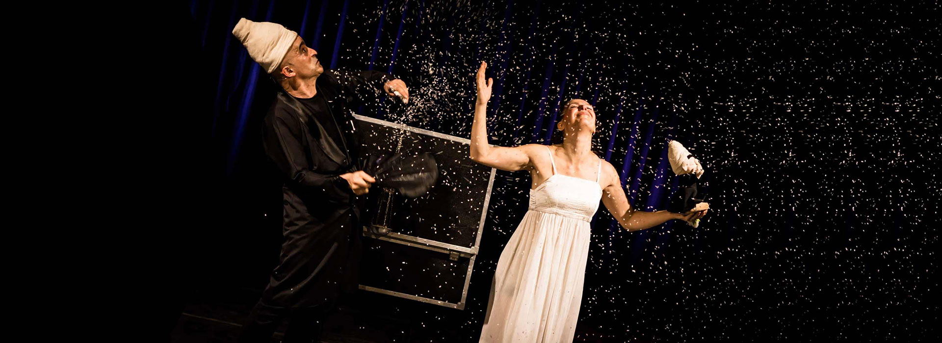 allincirco varietaspttacoli • Compagnia Lannutti & Corbo | Circo contemporaneo, Circo teatro, Circo comico, Teatro comico, Spettacoli comici, Comicità, Comedy show, Spettacoli comici per la famiglia, Family show, Acrobazia, Magia bizzarra, Comedy magic, Magia comica, Spettacoli di strada e da palco Compagnia Lannutti & Corbo | Comicità Acrobazia Magia Poesia Follia